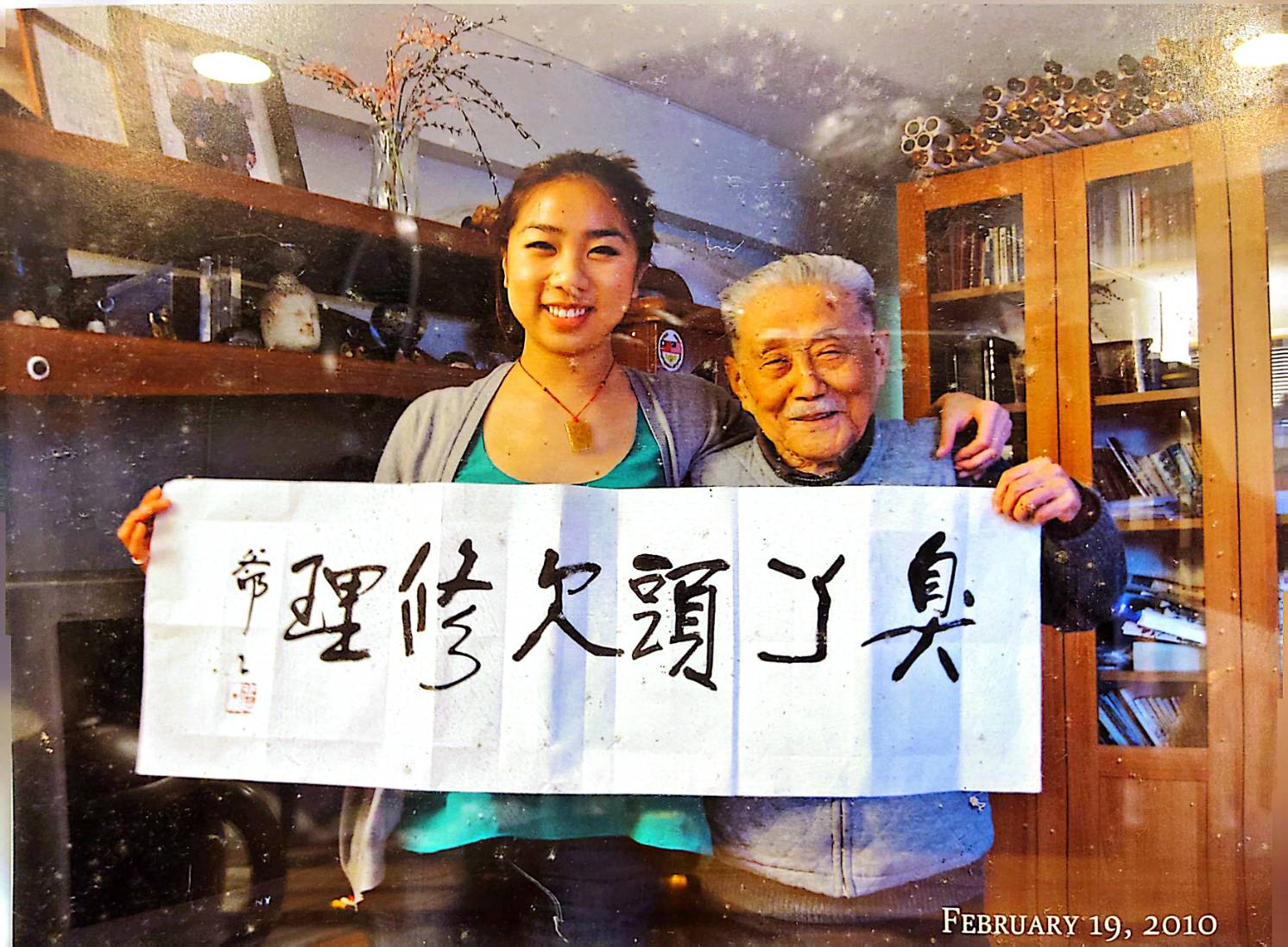 傳承:丁大師於2010年與孫女的合影。這幅名為「臭丫頭」(一個充滿愛意的暱稱)的卷軸,展現了他頑皮的精神及對教導下一代的奉獻。