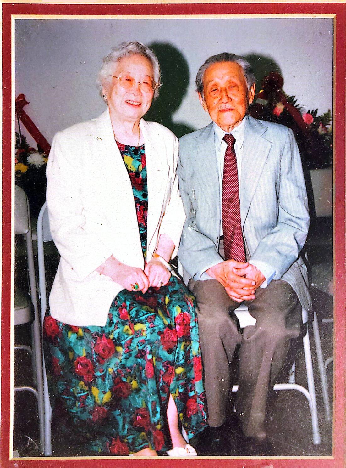 世紀相伴:丁大師與夫人紀鳳的正式合影。在他數十年的藝術追求和社區服務中,她始終是他最堅定的支持者和伴侶。