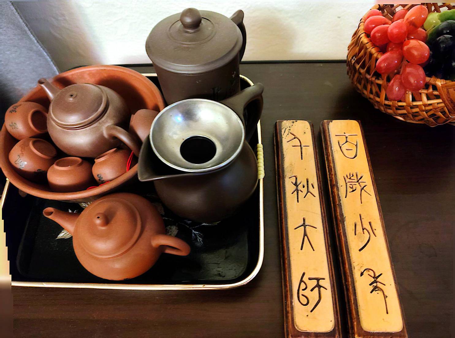 禪意時刻:丁大師個人的宜興紫砂茶具,伴隨著手作竹刻書法書籤。茶與書法是他日常修行中不可或缺的一部分,代表了一種高雅與寧靜的生活。
