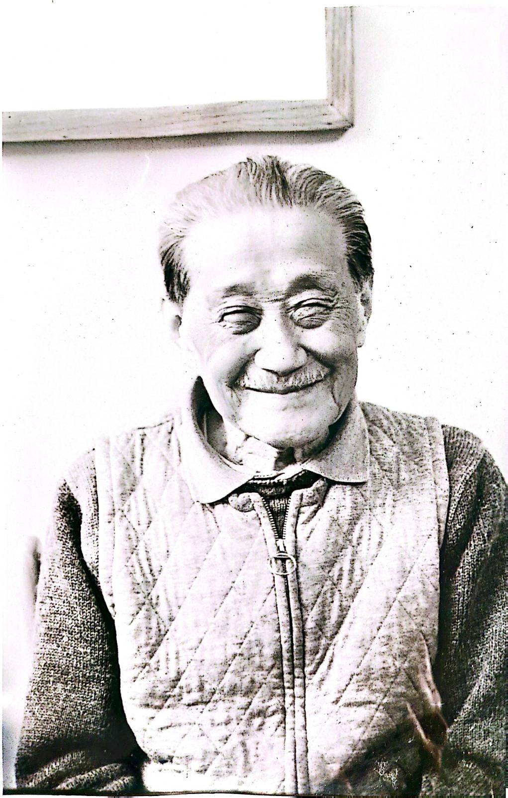 智者的寧靜:丁大師的經典肖像。他閉目微笑,捕捉了幾十年來透過筆墨修煉而成的內心平靜與「禪」的覺知。